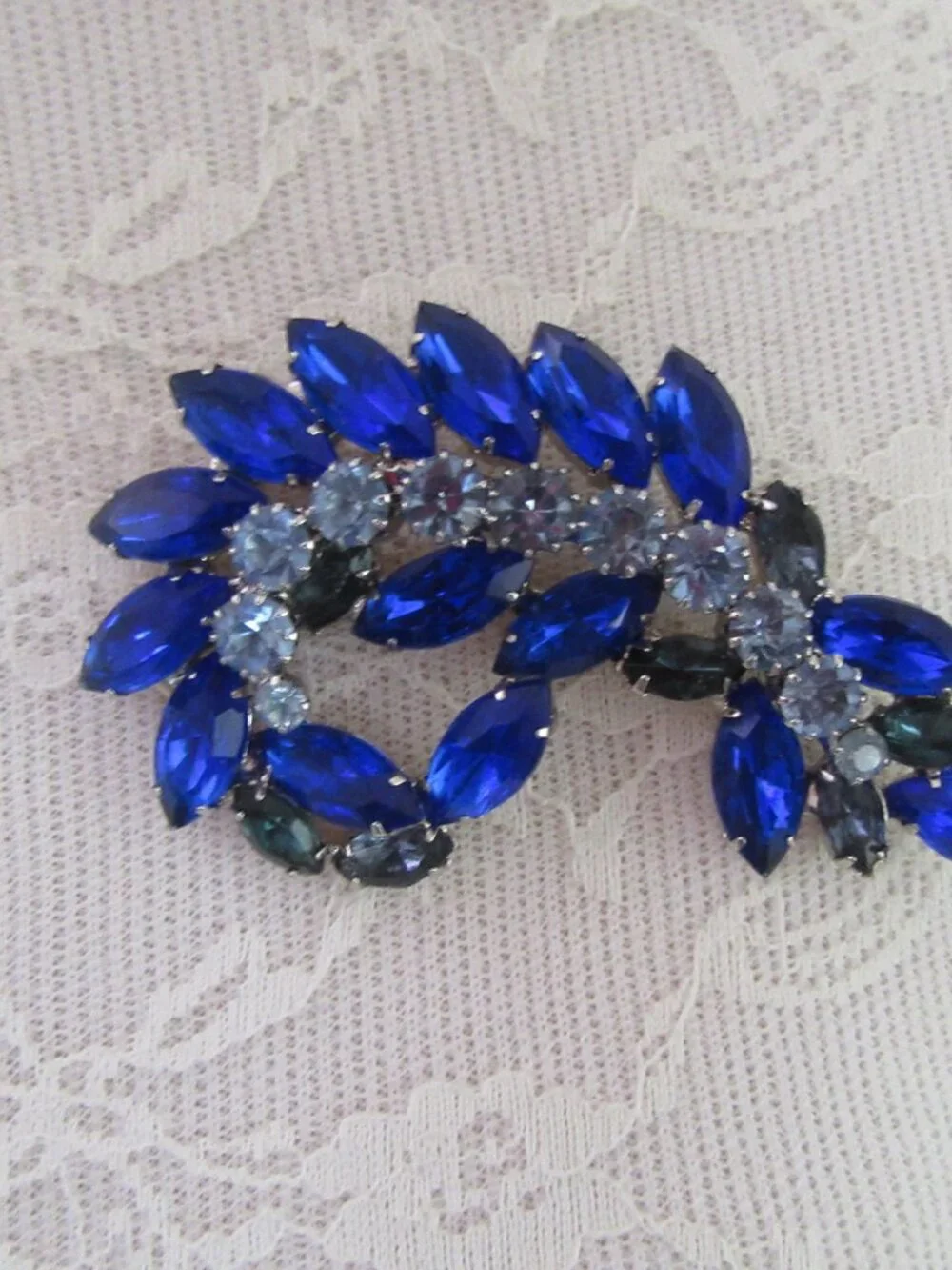 Blue rhinestone free from brooch with light & dark blue stones in silver setting